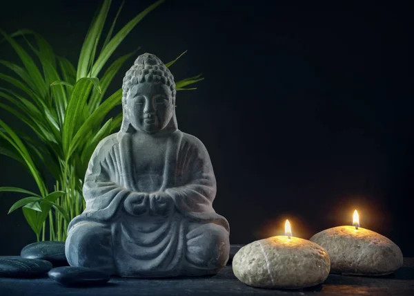 Statua di Buddha, asciugamani e candele — Foto Stock