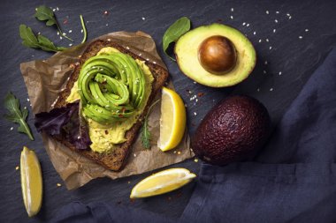 Çavdar ekmeği ve taze dilimlenmiş avokado ile Sandviçler
