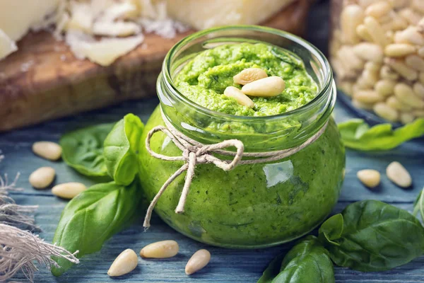 Zelfgemaakte pesto — Stockfoto