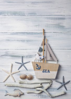 Ahşap arka planda deniz yaşamı dekorasyonu