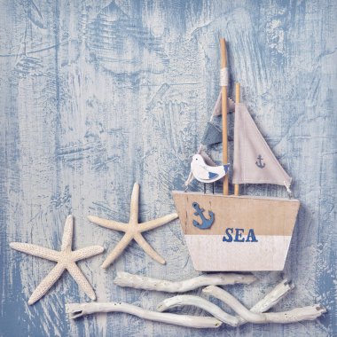 Ahşap arka planda deniz yaşamı dekorasyonu