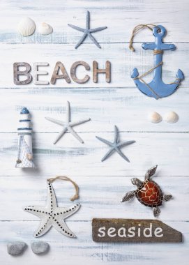 Ahşap arka planda deniz yaşamı dekorasyonu