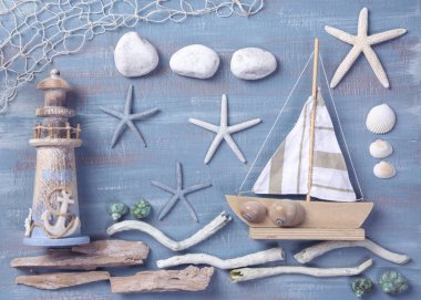 Ahşap arka planda deniz yaşamı dekorasyonu