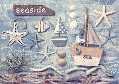 Ahşap arka planda deniz yaşamı dekorasyonu