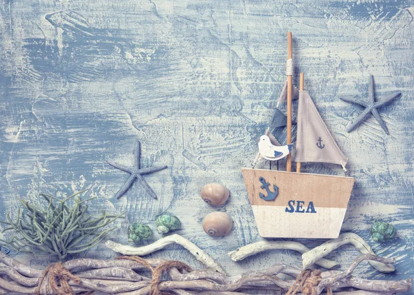 Декорации морской жизни на деревянном фоне — стоковое фото