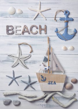 Ahşap arka planda deniz yaşamı dekorasyonu