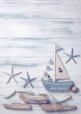 Ahşap arka planda deniz yaşamı dekorasyonu