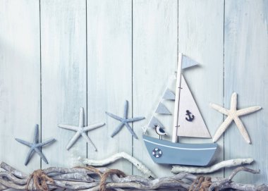 Ahşap arka planda deniz yaşamı dekorasyonu