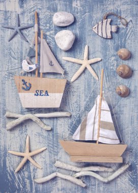 Ahşap arka planda deniz yaşamı dekorasyonu