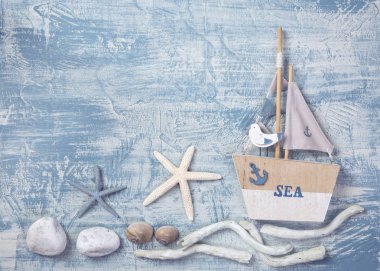 Ahşap arka planda deniz yaşamı dekorasyonu