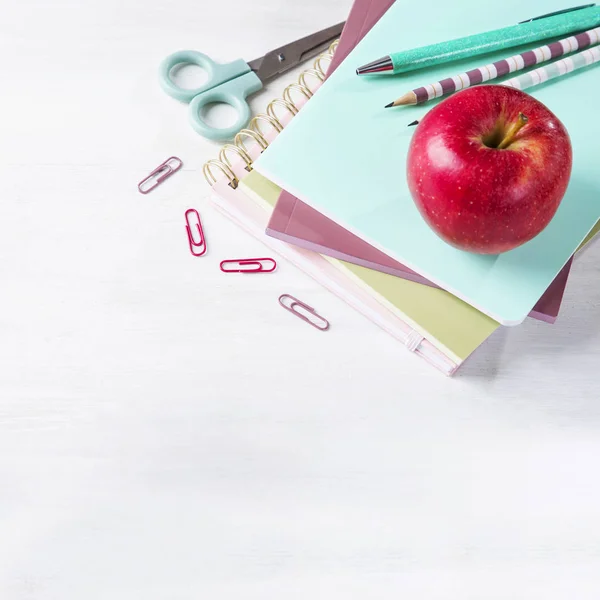 Schoolbenodigdheden op een houten ondergrond — Stockfoto