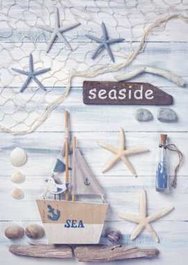 Ahşap arka planda deniz yaşamı dekorasyonu