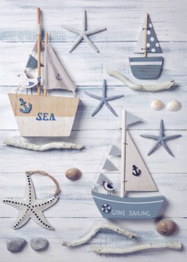 Ahşap arka planda deniz yaşamı dekorasyonu