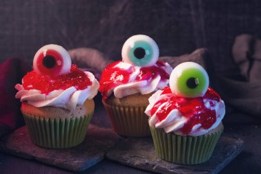 Tatlı gözlü Cadılar Bayramı cupcakes