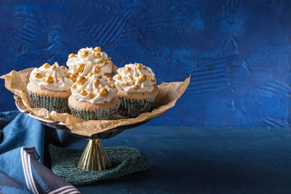 Goldene Cupcakes für Weihnachten — Stockfoto