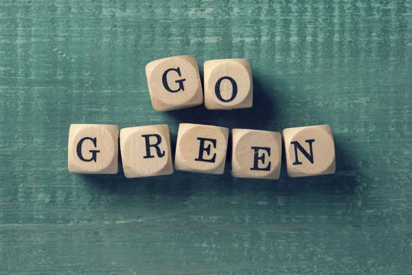 Buchstabenwürfel mit Wort go green. — Stockfoto