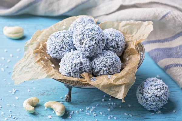 Energy balls with nuts, hemp hearts and  blue spirulina — Stock Photo, Image