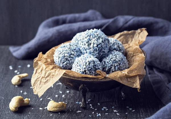 Energy balls with nuts, hemp hearts, blue spirulina — Stock Photo, Image