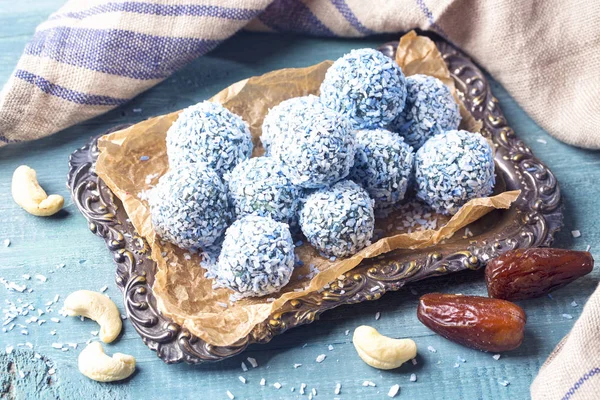 Energy balls with nuts, hemp hearts, blue spirulina — Stock Photo, Image