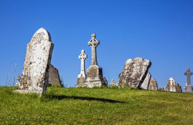 Tipik haçlar ve mezarlar ile Clonmacnoise Katedrali