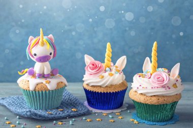 Bir parti için tek boynuzlu at cupcake
