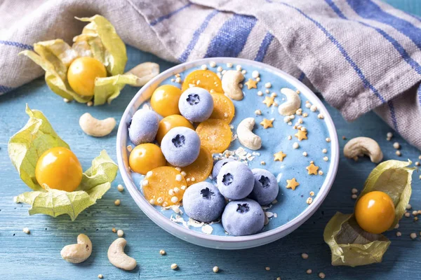 Healthy blue spirulina smoothie bowl — Stock Photo, Image