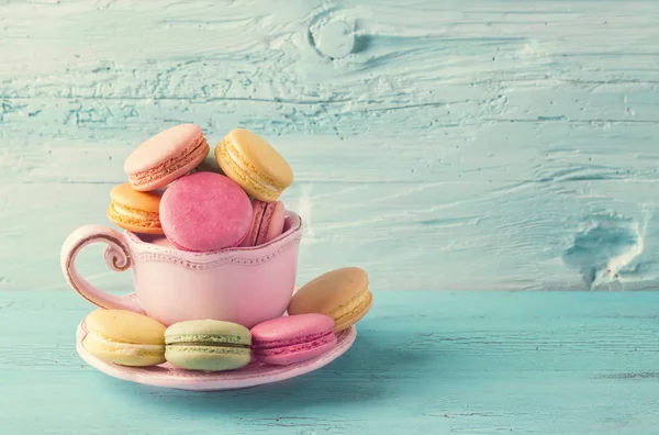 Macaron colorati in una tazza — Foto Stock
