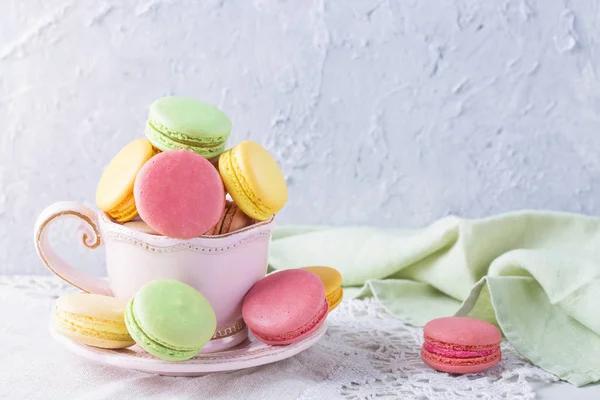 Színes macaronok egy pohárban — Stock Fotó