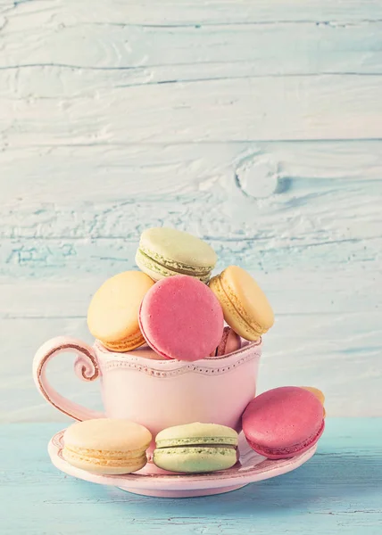 Bunte Macarons in einer Tasse — Stockfoto