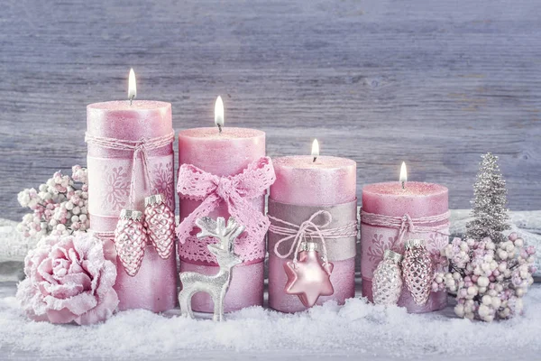 Quatre bougies de Noël roses — Photo