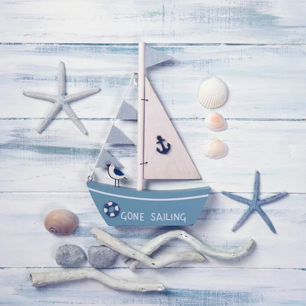 Ahşap bir arka planda deniz hayatı dekorasyon. Üst görünüm.