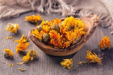 Calendula kasede kurumuş çiçekler.