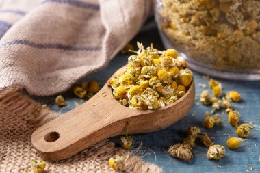 Papatya çayı kaşıkta kurutulmuş çiçekler.