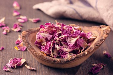 Kasede kurumuş gül yaprakları var.