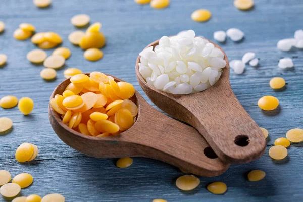 Beeswax Pellets Spoon — Stock Photo, Image