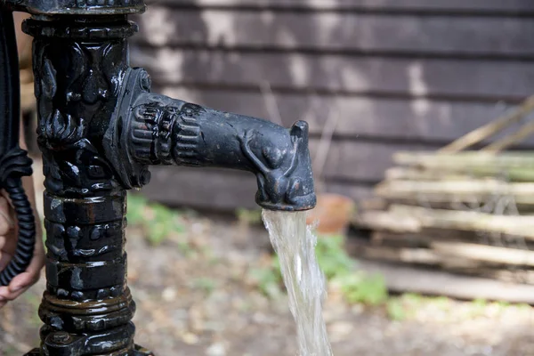 Alte Rustikale Wasserpumpe Mit Holz Hintergrund — Stockfoto