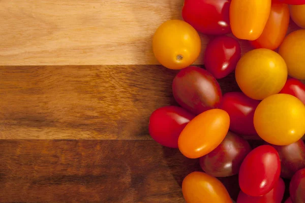 Bio Colored Tomato Mix Wooden Board — Stock Photo, Image