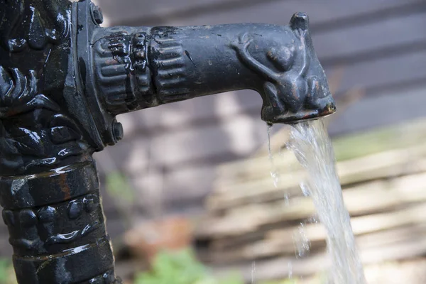 Oude Rustieke Waterpomp Met Hout Achtergrond — Stockfoto