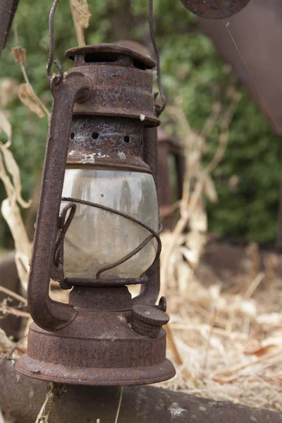 Starý Rezavý Oillamp Zelenými Stromy Pozadí — Stock fotografie