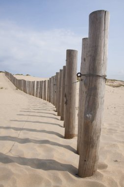 dunes içinde ahşap direklerin bir beach oteller