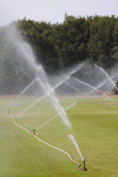Irrigazione Del Campo Sportivo Dopo Periodo Secco — Foto Stock