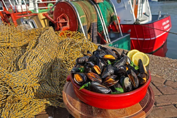 Bowl Fresh Mussels Harbour — Stock Photo, Image