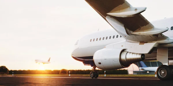Biały Stojący Komercyjnego Samolotu Pas Startowy Lotniska Zachodzie Słońca Startującego — Zdjęcie stockowe