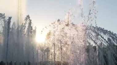 Su çeşme günbatımı Park. Ağır çekim