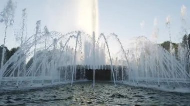 Su çeşme günbatımı Park. Ağır çekim