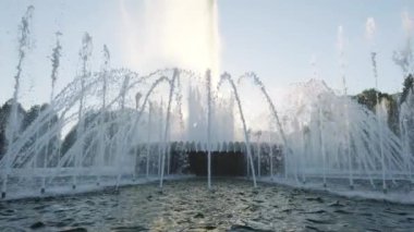 Su çeşme günbatımı Park. Ağır çekim