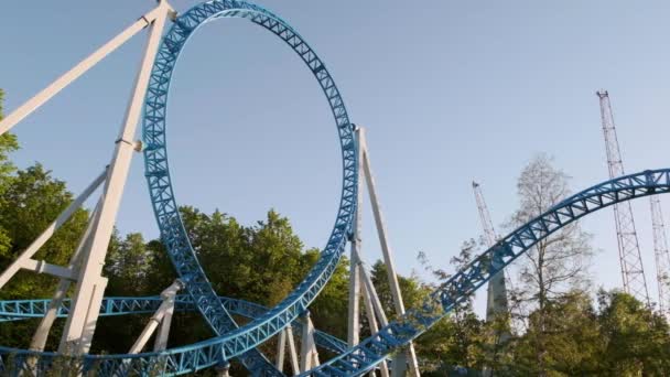 Roller coaster w parku rozrywki — Wideo stockowe
