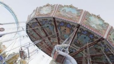 Birçok kişi carousel binmek.