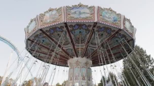 Beaucoup de gens roulent sur le carrousel . — Video