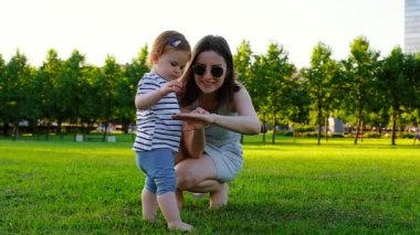 Onun sevimli küçük gülen bebek kızı ile genç güzel anne